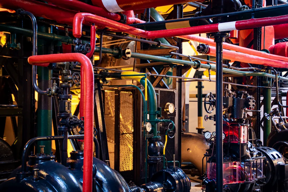 Installation industrielle avec canalisations rouges et équipements de procédé